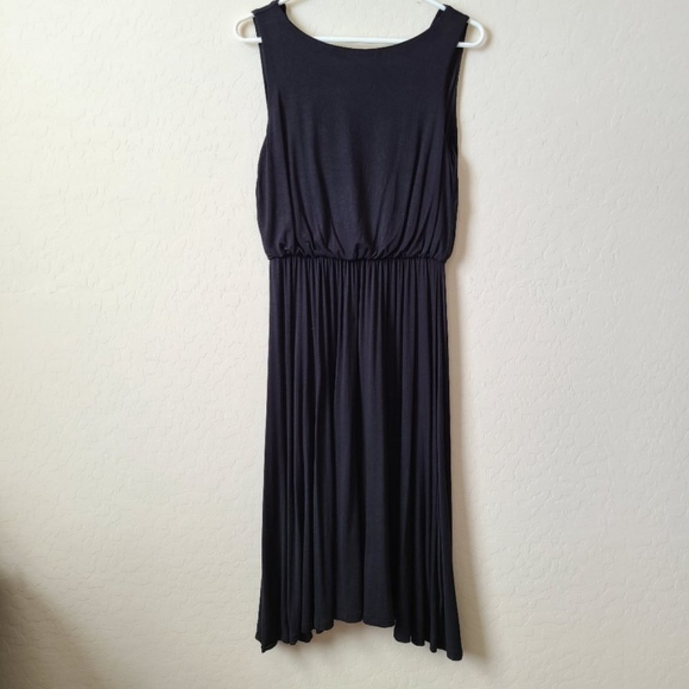 Sleeveless midi Black dress cinched at waist